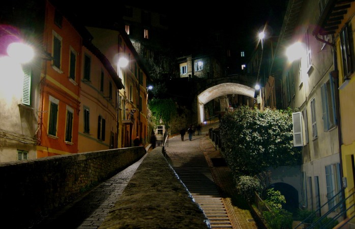 Perugia, Via Acquedotto di notte