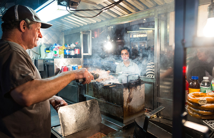 Un tipico camioncino di cibo a New York City.