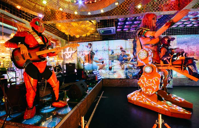 Cenare e assistere a uno spettacolo di robot? Tutto è possibile al Robot Restaurant di Tokyo