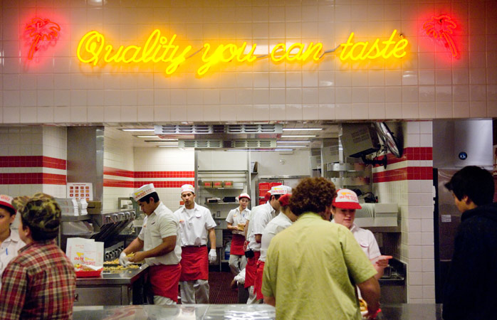 Hamburger preparati sul momento con ingredienti freschi all'In-N-Out