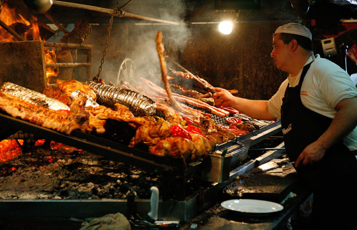 Sentite sfrigolare? Sono le carni che cuociono sulla parrilla al Mercado del Puerto