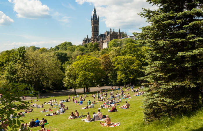 Cultura e parchi a Glasgow per godersi il bel tempo estivo in Scozia. 