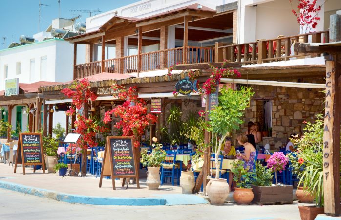 I colori della Grecia nelle strade di Kos, una magnifica isoletta dove passare le vacanze estive al mare