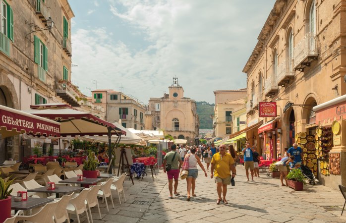 La città di Tropea, in Calabria, a due passi da una spiaggia splendida con un'acqua limpidissima