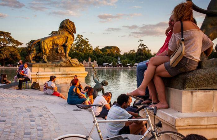 El Parque del Buen Retiro a Madrid è perfetto per osservare un tramonto estivo. 
