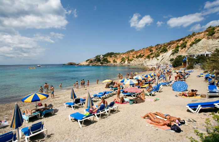 Spiagge con acqua cristallina di giorno, discoteca infinita di notte: Ibiza a luglio è un must per chi ama divertirsi. 