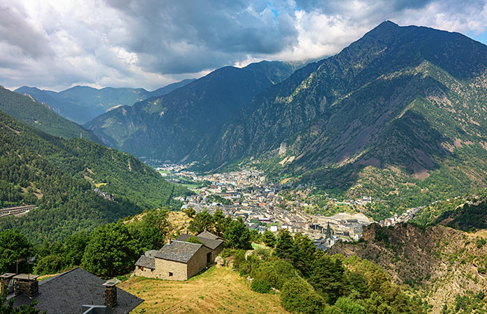 L'incantevole Andorra La Vella tra i Pirenei 