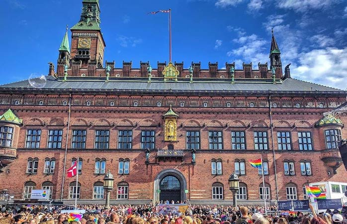 Bandiere arcobaleno adornano la piazza del municipio di Copenaghen