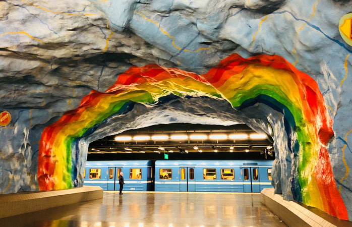 Le stazioni della metro di Stoccolma traboccano di colori 