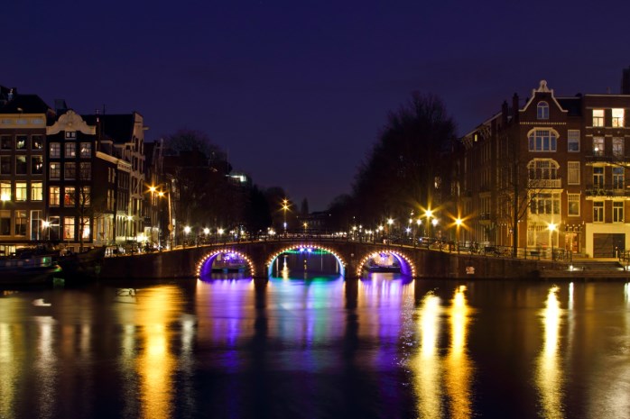 Amsterdam di sera in periodo natalizio