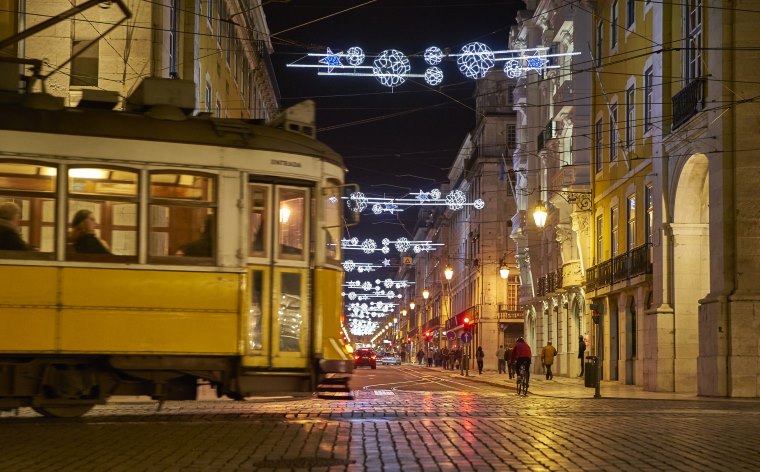 Offerte voli di Natale: la tipica strada di Lisbona con luci e colori natalizi