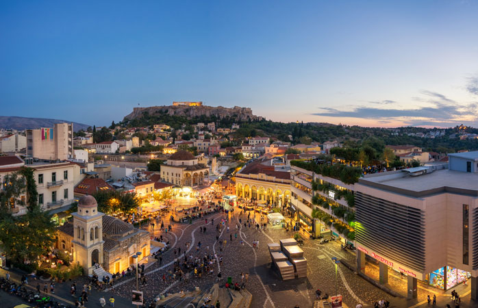 Piazza Monastiraki e sullo sfondo la magnifica Acropoli di Atene