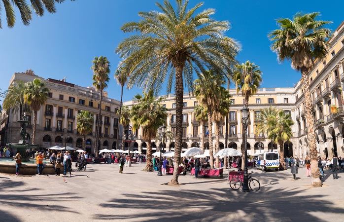 La vitale Plaça Reial, nel Quartiere Gotico di Barcellona