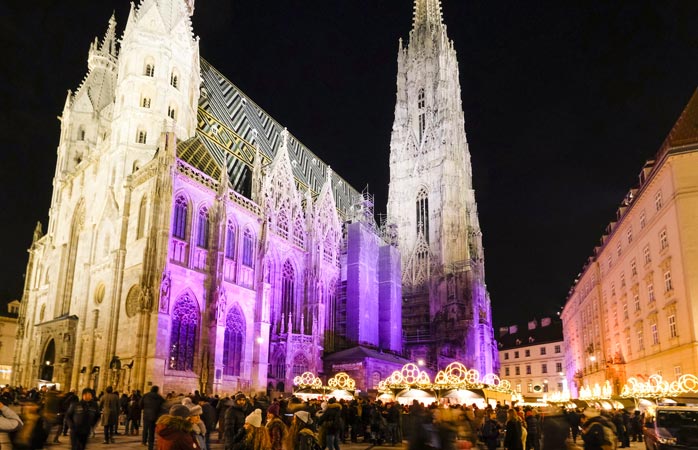 La grandiosa cattedrale di Vienna nella sempre animata Stephansplatz