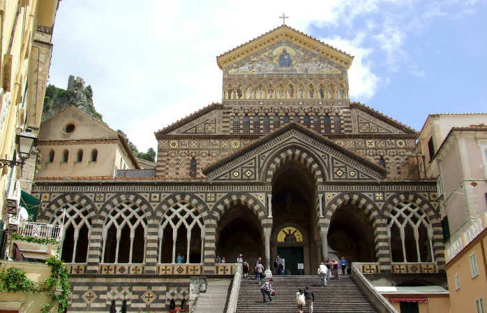 La suggestiva Cattedrale di Amalfi sarà quasi tutta per voi ad aprile, un privilegio concesso a pochi... 