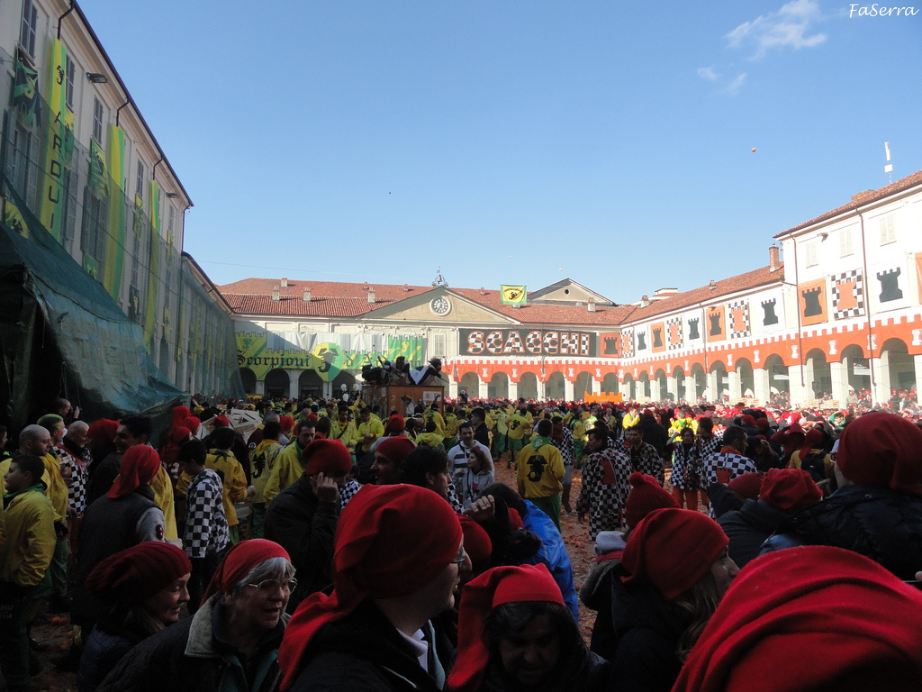 Si riuniscono in piazza i guerrieri di Ivrea. 