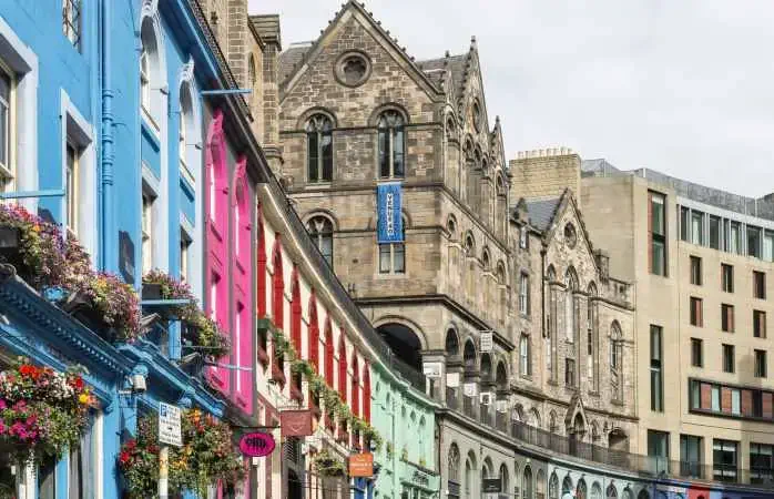 Schottland _DSC9250, Bunte Geschäftfassaden in der Straße West Bow von Edinburgh City in Schottland