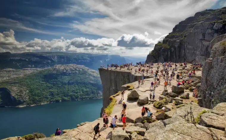 La roccia norvegese Preikestolen: dove andare in vacanza ad agosto 2019
