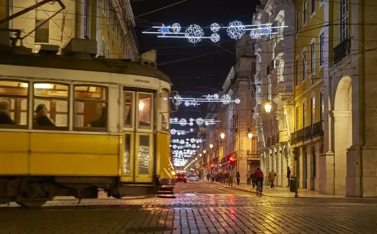 Offerte voli di Natale: la tipica strada di Lisbona con luci e colori natalizi